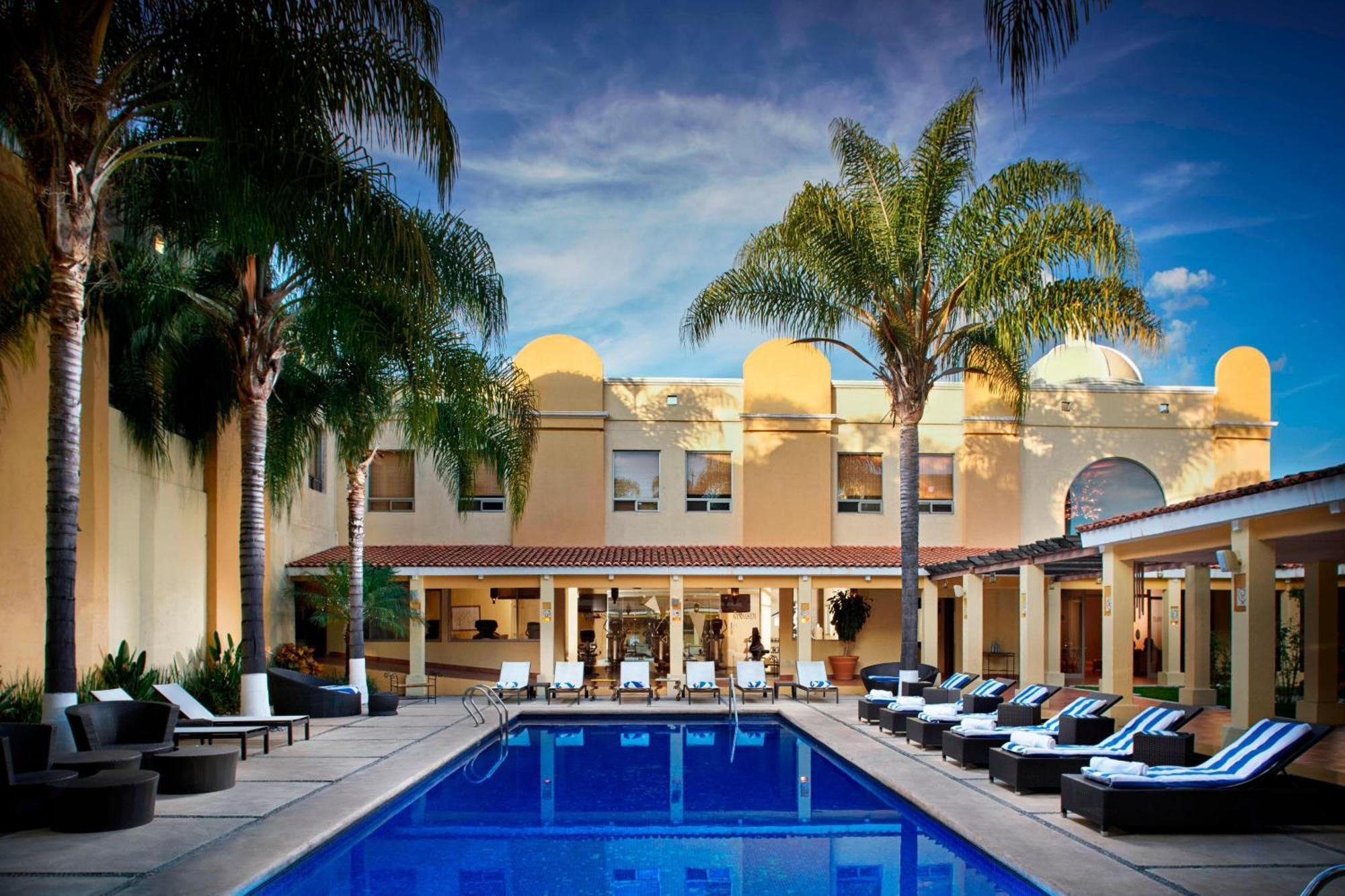 Fiesta Americana Hacienda Истапан-де-ла-Сал Экстерьер фото The pool at the hotel