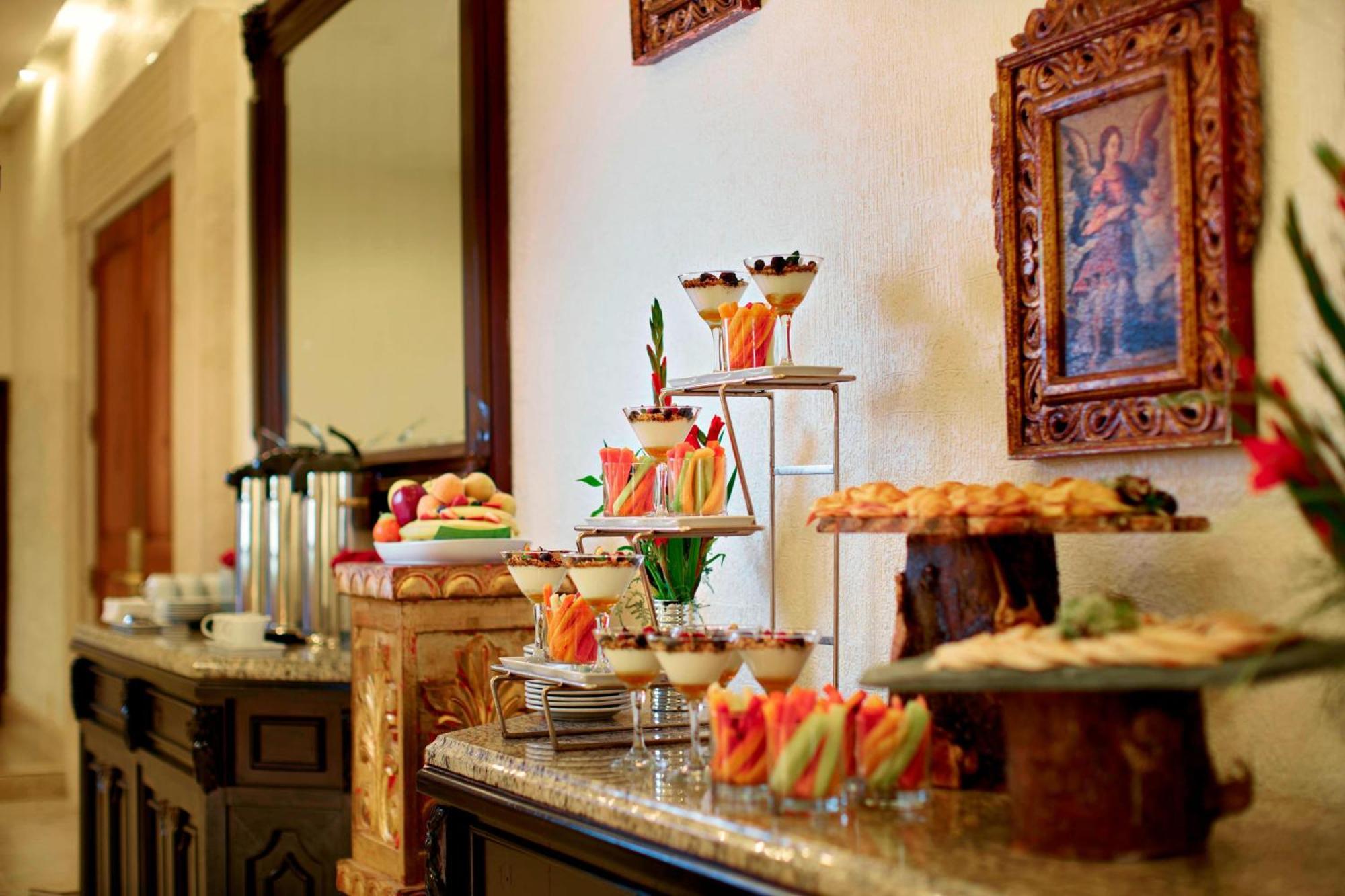 Fiesta Americana Hacienda Истапан-де-ла-Сал Экстерьер фото A buffet at a hotel