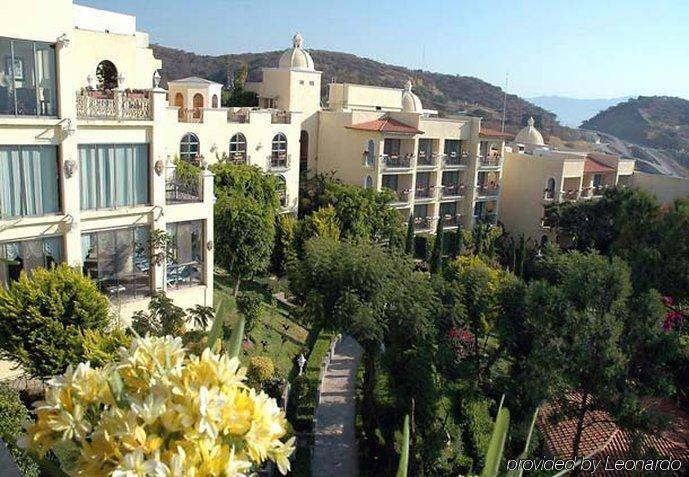 Fiesta Americana Hacienda Истапан-де-ла-Сал Экстерьер фото Residential buildings in Glyfáda